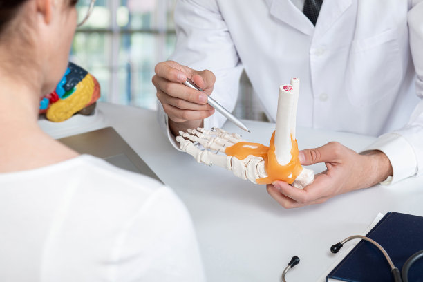 医护人员向病人展示脚踝疾病。图片下载