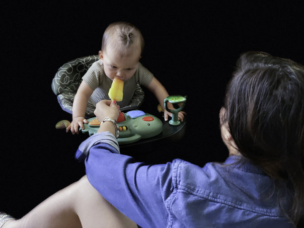 小女孩得到一个冰淇淋图片下载