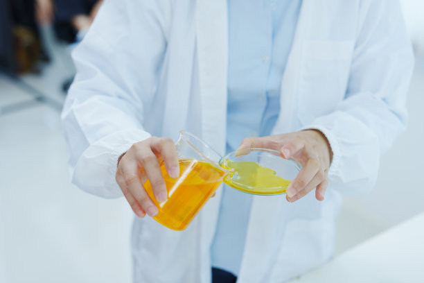 科学家分析化学样品讨论技术创新图片下载