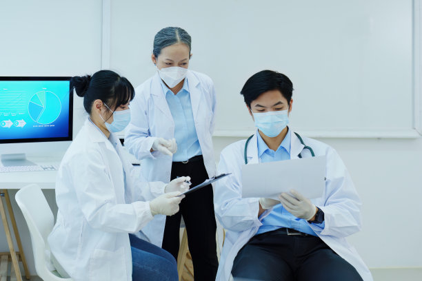 科学家分析化学样品讨论技术创新图片下载