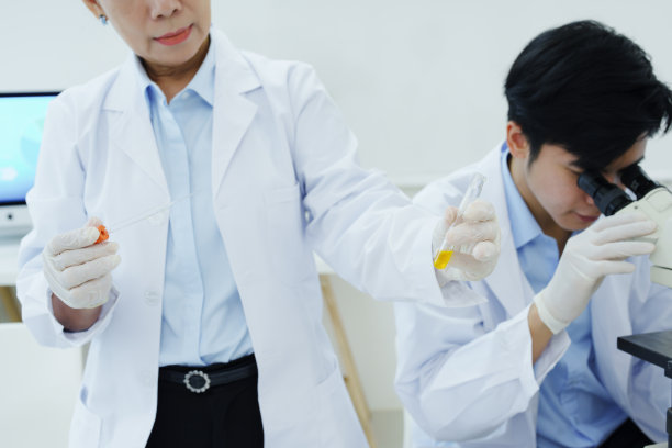 科学家分析化学样品讨论技术创新图片下载