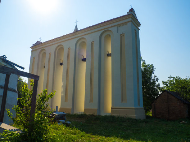 在奥利卡修复的古老天主教教堂的钟图片下载