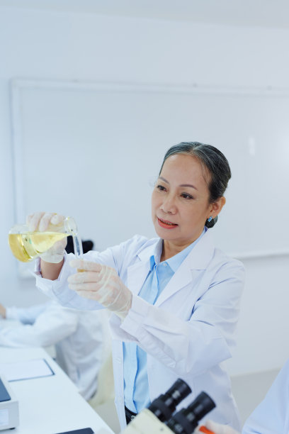 科学家分析化学样品讨论技术创新图片下载