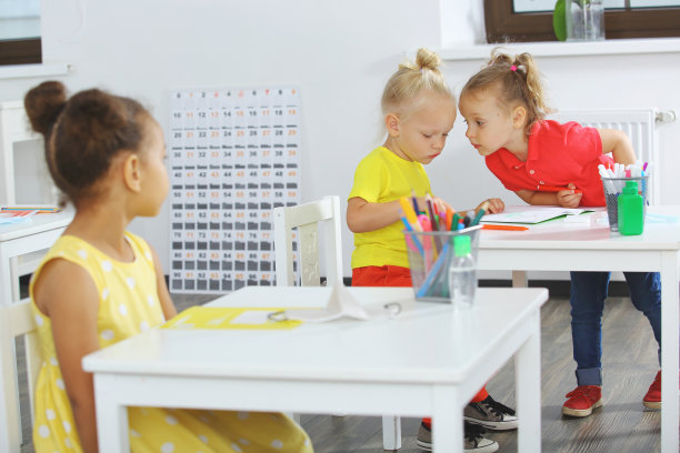 小学课堂上一节课的片断教室里的学生坐在课桌前图片下载