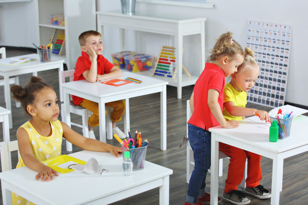 小学课堂上一节课的片断教室里的学生坐在课桌前图片下载