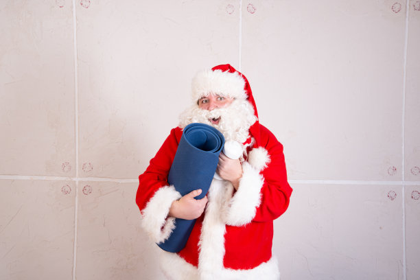 有趣的胖圣诞老人喜欢在家运动。图片下载