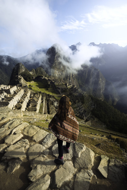 在秘鲁安第斯山脉的马丘比丘印加遗址的令人难以置信的全景图片下载