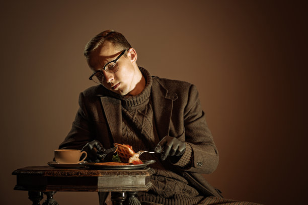 复古风格肖像的年轻人，作家和旅行者穿着复古风格的衣服孤立在深棕色的背景。商业、艺术、时尚理念图片下载