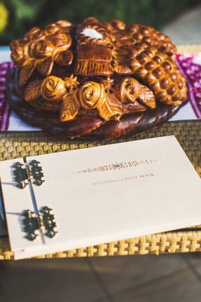 用小麦粉面团做成的婚礼面包放在盘子里图片下载