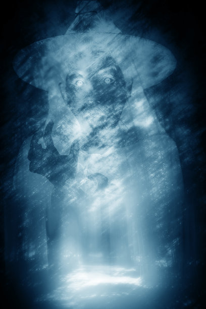 黑暗森林中女巫的幽灵，看起来像是在等人。图片下载