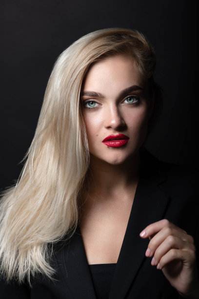 美丽的女人与长白色头发特写和红唇工作室肖像图片下载