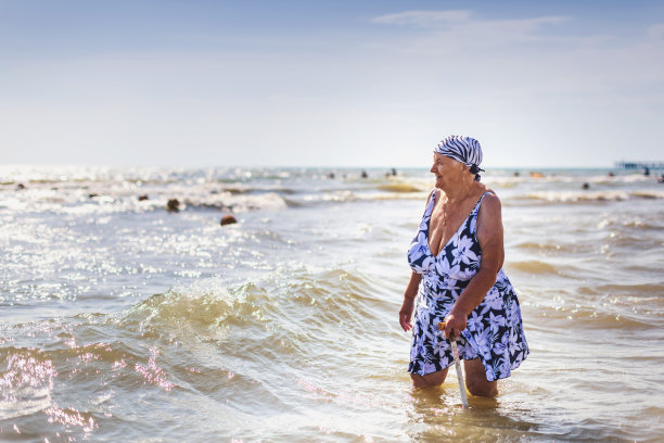 一个在海边的老妇人应得的休息图片下载
