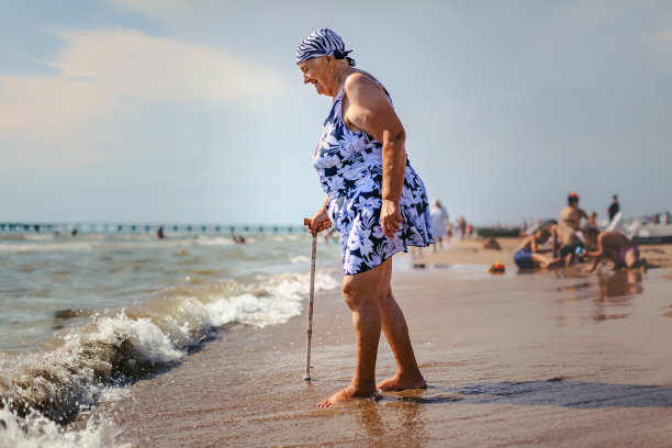 大海和老妇人的相遇!领取养老金的人在休息图片下载