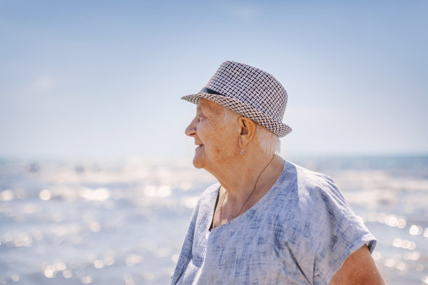 以大海为背景的一位老妇人的肖像图片下载