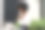 年轻的非洲裔美国女商人坐在城市的长凳上用笔记本电脑工作图片下载