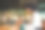 微笑的非洲年轻女性坐在咖啡馆的笔记本电脑图片下载