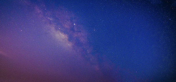 美丽的全景观宇宙空间的彩色银河与星星在夜空，空间背景，长曝光照片与纹理或噪声-图像图片下载