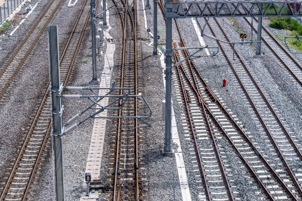 火车站与现代红色通勤列车在多彩的夕阳图片下载