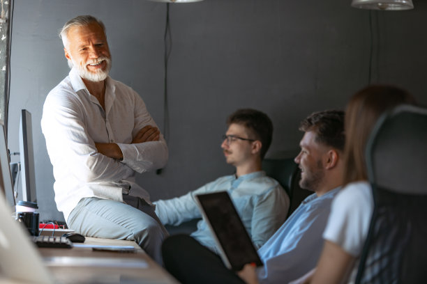 令人印象深刻的资深人士，教授在阁楼风格的办公室为他的学生、年轻员工举办大师班、研讨会。经商、学习、事业的概念图片下载