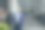 成功的高级投资者办公楼外电话，商人西装革履图片下载