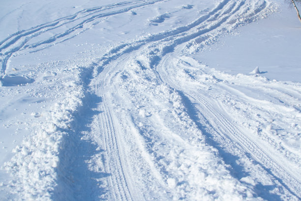 雪地上的汽车痕迹图片下载