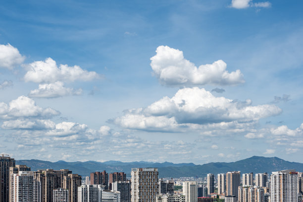 蓝天白云下的城市天际线是在中国福建省莆田市图片下载