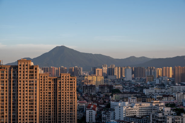 黄昏的现代建筑和城市天际线图片下载