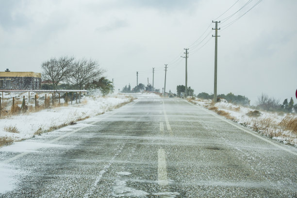 冬天行车路上雪景空旷图片下载