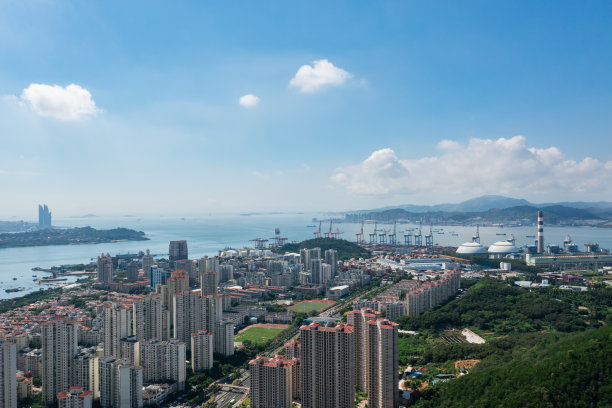 蓝天白云下的海滨城市图片下载