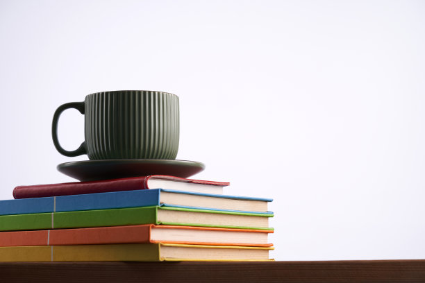 咖啡杯放在一摞书上面图片下载