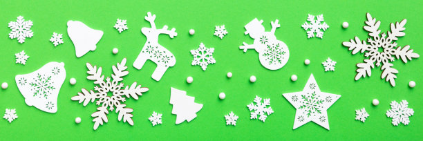 新年作文白色圣诞雪花。圣诞装饰背景与松果。带有拷贝空间的俯视图图片下载