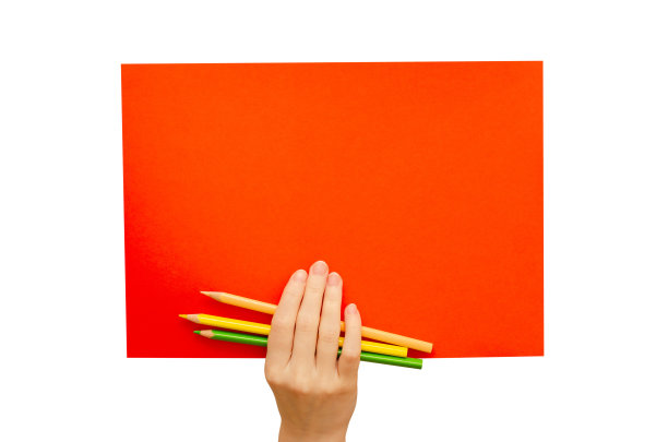 他手里拿着一张空白的彩色海报和铅笔。孤立在白色背景上。本空间图片下载