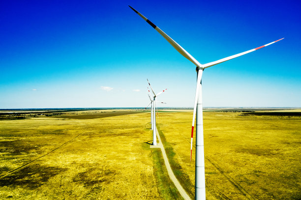 大草原上的风力发电厂映衬着一架无人机拍摄的蓝天图片下载