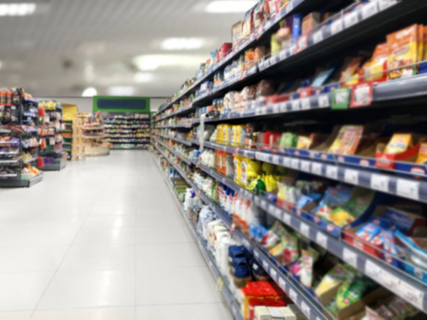 在超市挑选乳制品。杂货店。模糊背景图片下载