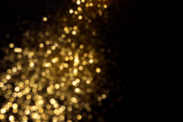 金色模糊散景灯在黑色背景图片下载