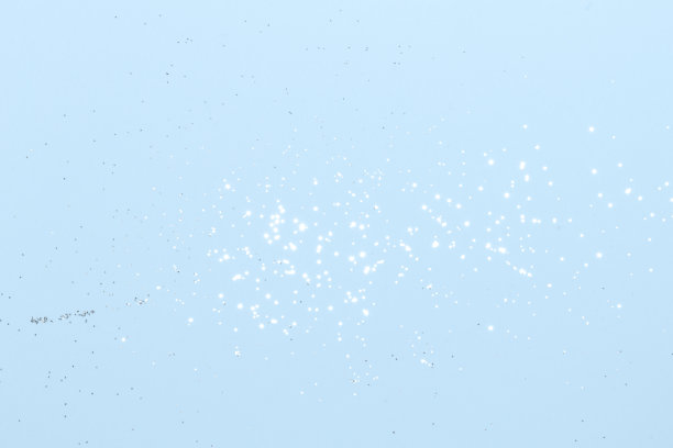 闪闪发光的银色闪光在蓝色的背景图片下载