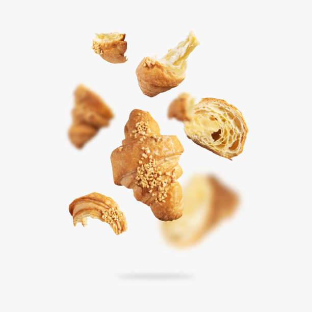 整体和破碎的新鲜牛角面包与白脱奶油分离在浅灰色的背景。创意烘焙食品背景，牛角面包撒坚果。甜糕点，面包，甜点，糖果图片下载