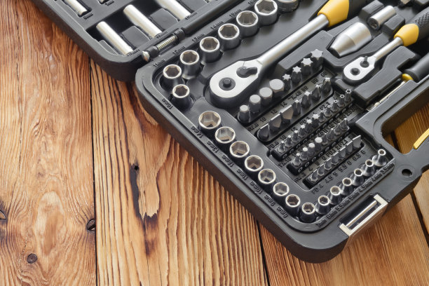 木制桌子背景上的机械手工具包图片下载