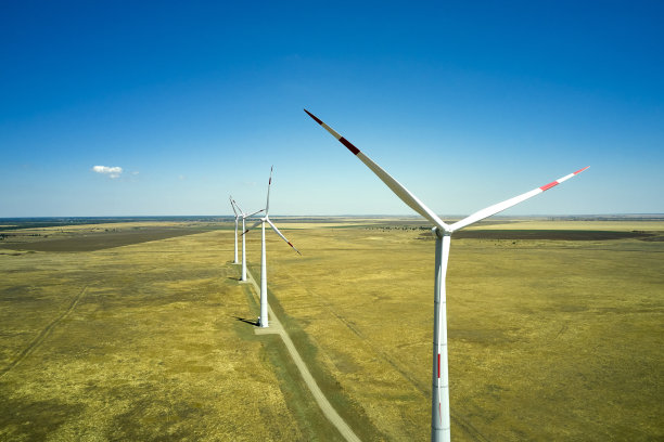 大草原上的风力发电厂映衬着一架无人机拍摄的蓝天图片下载