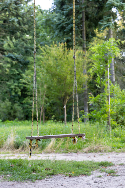公园里的空秋千图片下载