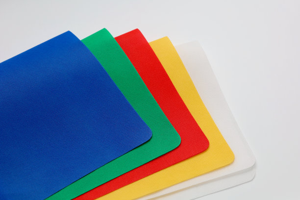 一套彩色背景的照片。多色织物堆叠。一套彩色的纸。图片下载