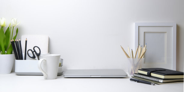 家庭办公桌工作空间的东西与记事本，笔记本电脑和咖啡杯鼠标记事本拍摄。图片下载