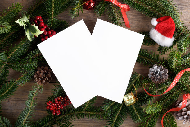 两个圣诞节5x7卡模拟模板冷杉树枝和圣诞节装饰在木制背景图片下载