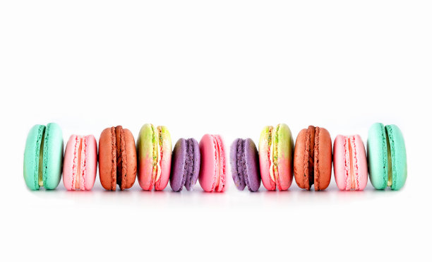 彩色法国马卡龙在白色孤立的背景。食物的旗帜图片下载