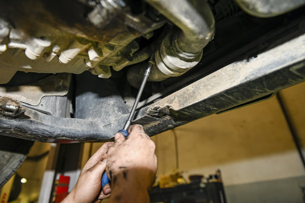 拧紧发动机的气缸盖垫圈图片下载