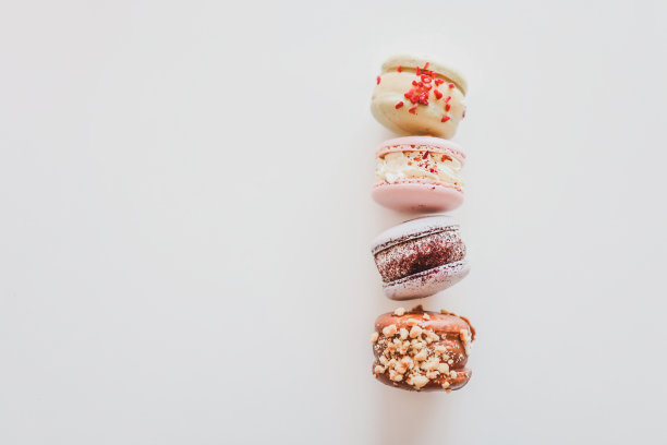 白色背景的马卡龙平面布局，为文本留出空间图片下载