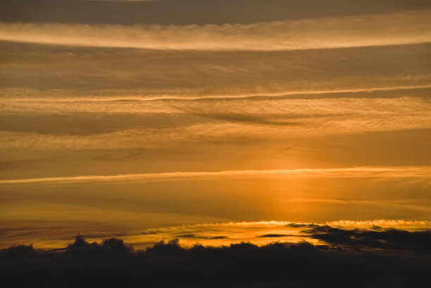 日落，橙色和黑色的云图片下载