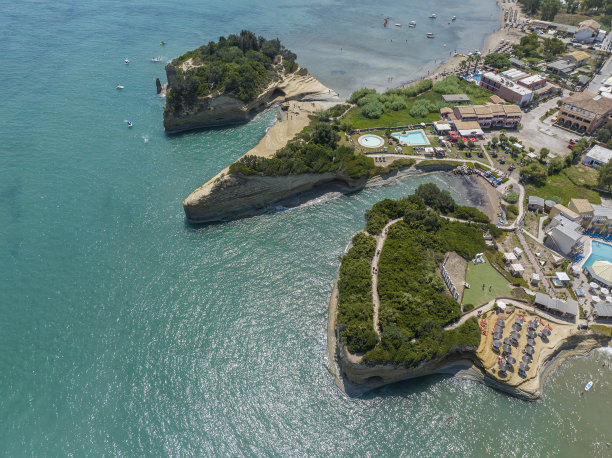 鸟瞰希腊科孚岛北部的西达里海角。运河似幻悬崖图片下载