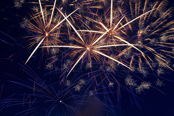 夜空中五彩缤纷的烟花。节日的烟火。的背景图片。图片下载