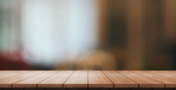 空的木制桌面与灯光散焦模糊的餐厅背景。图片下载